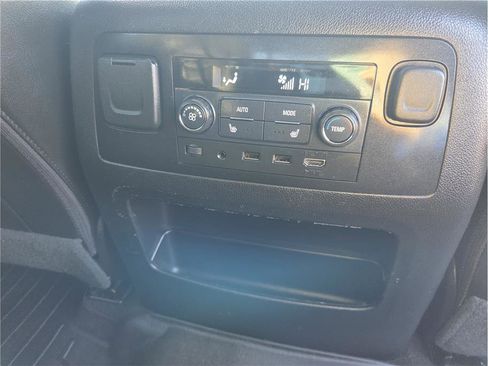 Used 2017 GMC Yukon Denali image 28