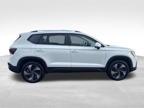 New 2026 Volkswagen Taos SE image 8
