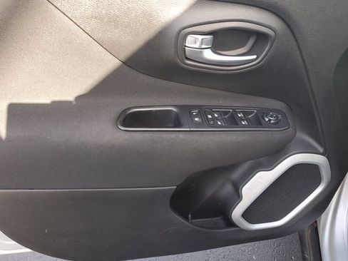 Used 2018 Jeep Renegade Latitude FWD image 19