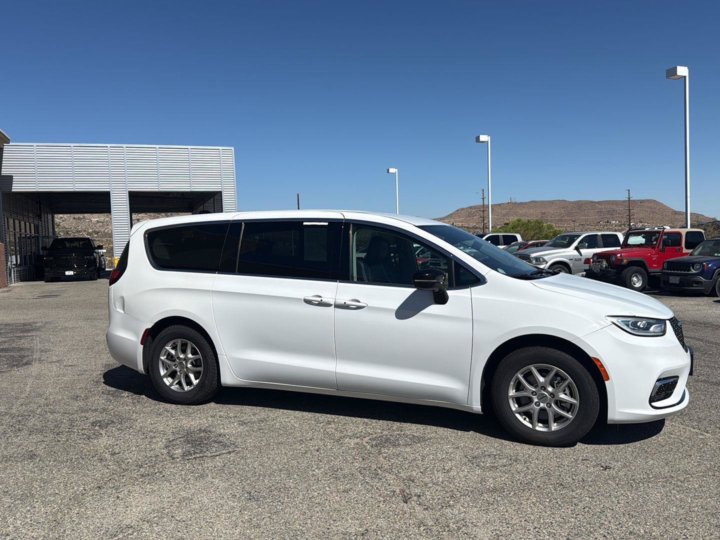 Used 2024 Chrysler Pacifica Touring-L FWD image 4
