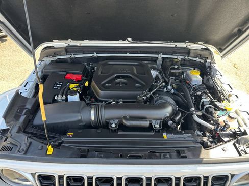Used 2025 Jeep Wrangler Unlimited Sahara AWD/4WD image 32