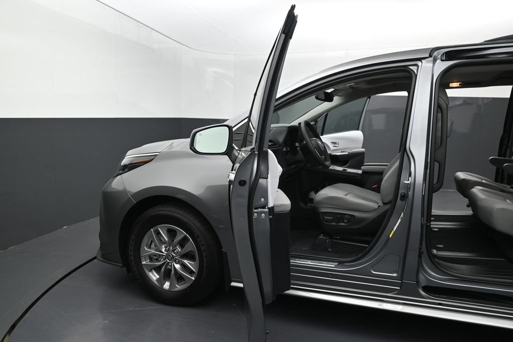 Used 2026 Toyota Sienna XLE FWD image 13