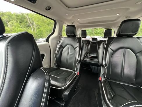 Used 2022 Chrysler Pacifica Limited FWD image 13