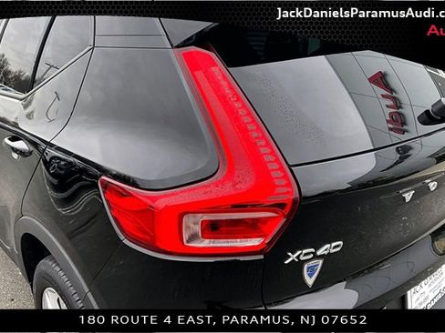 Used 2022 Volvo XC40 T5 Momentum image 29