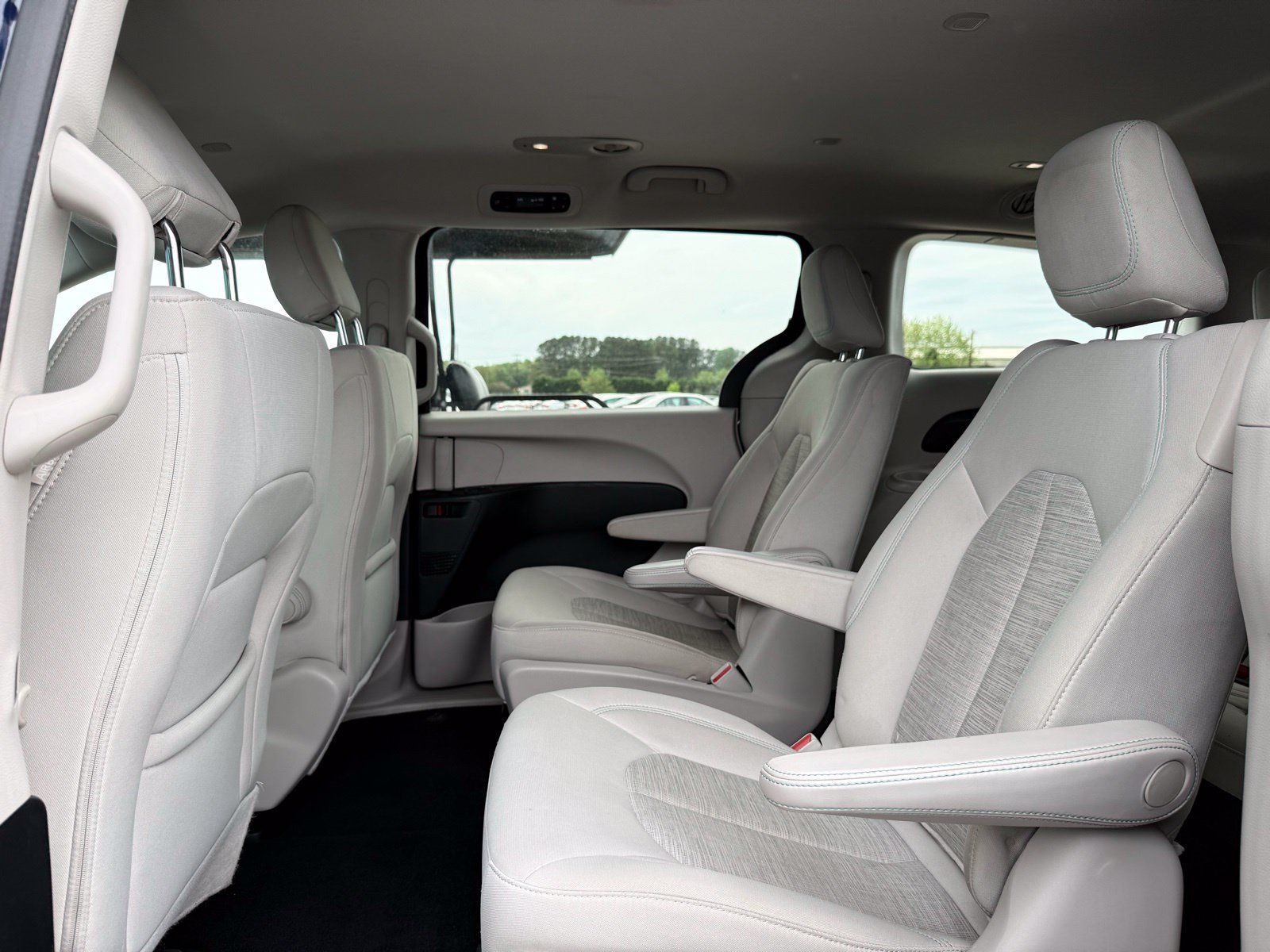 Used 2018 Chrysler Pacifica Touring Plus FWD image 21