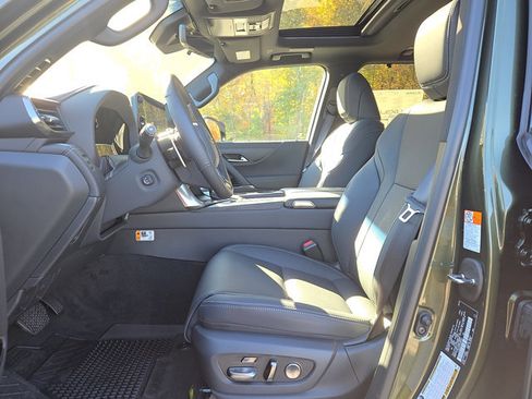 New 2025 Lexus LX 600 4WD w/ Luxury Package image 9