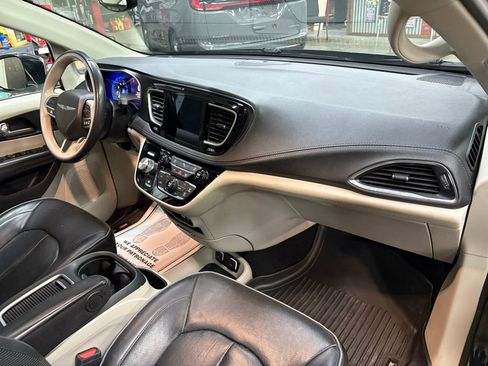 Used 2025 Chrysler Pacifica Select image 16