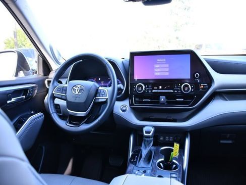 Used 2023 Toyota Highlander Limited image 23
