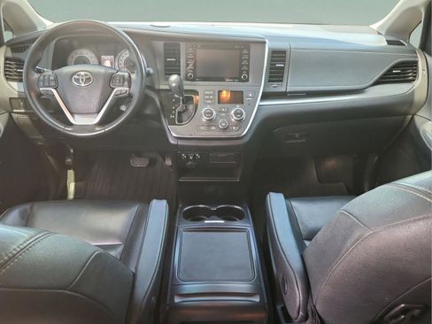 Used 2018 Toyota Sienna SE image 27