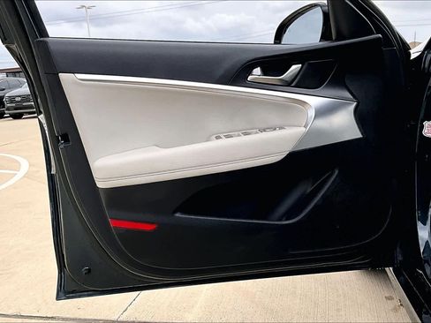 Used 2025 Genesis G70 2.5T image 20