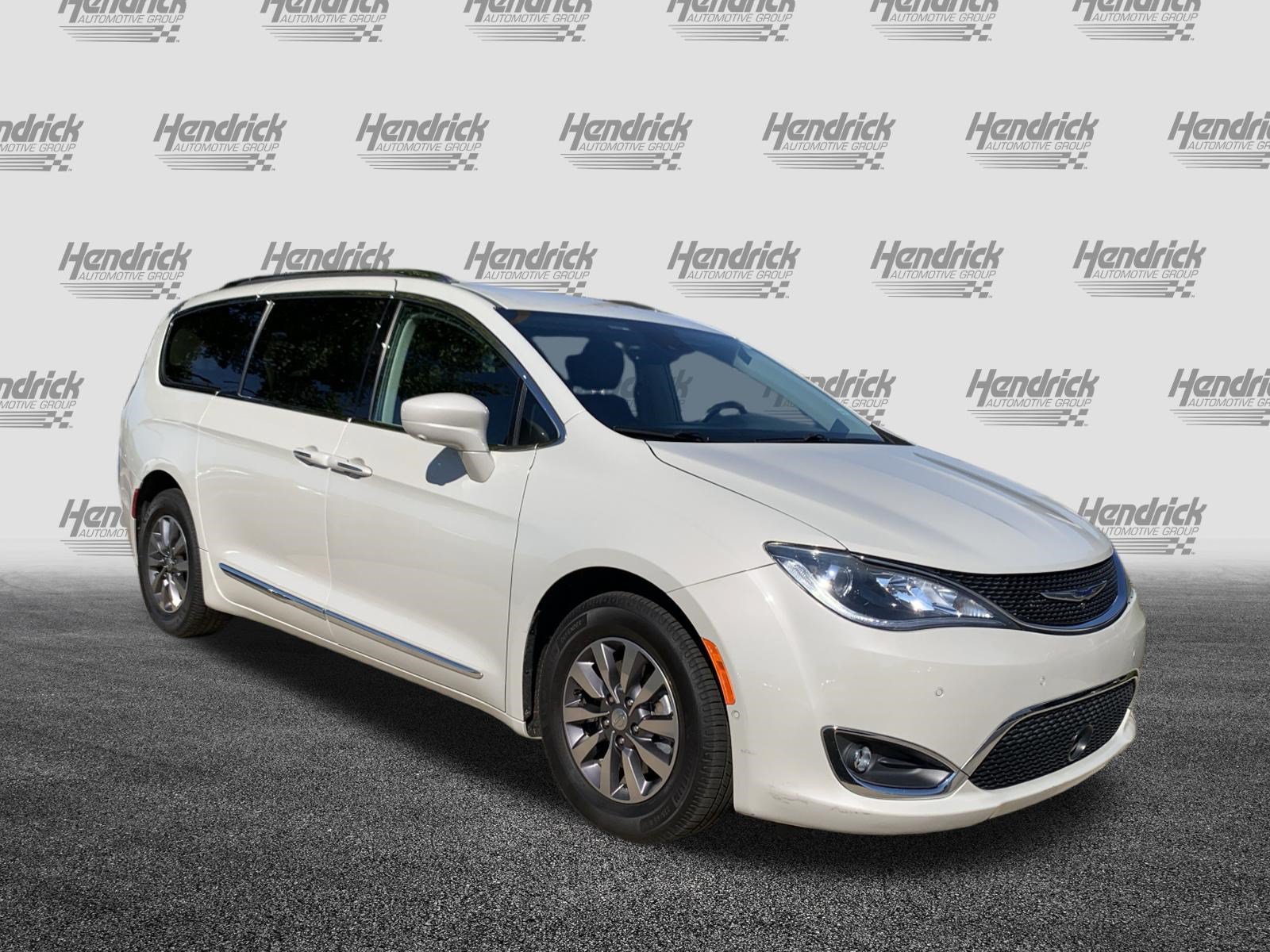 Used 2019 Chrysler Pacifica Touring-L Plus w/ Advanced Safetytec Group FWD image 2