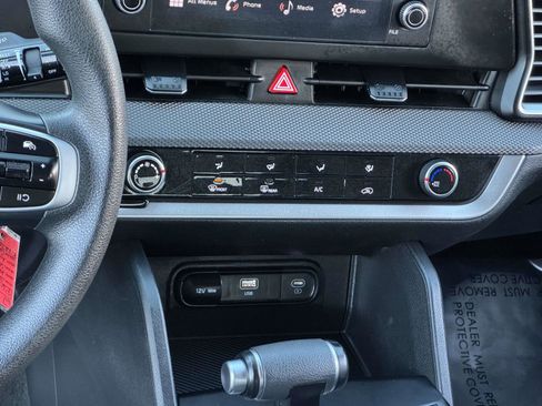 Used 2024 Kia Sportage LX image 4