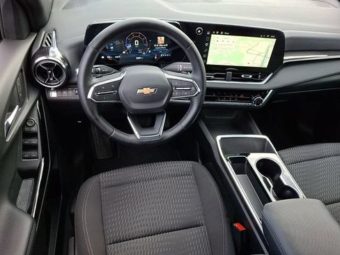 Used 2025 Chevrolet Equinox LT AWD/4WD image 2