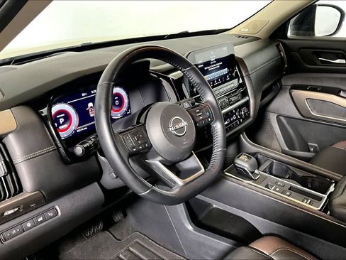 Used 2023 Nissan Pathfinder Platinum w/ Lighting Package (N93) FWD image 10