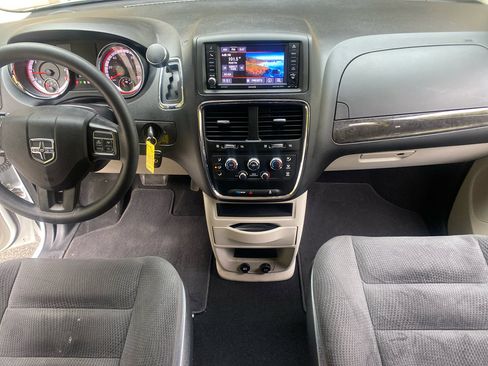 Used 2019 Dodge Grand Caravan SE w/ UConnect Hands-Free Group image 22
