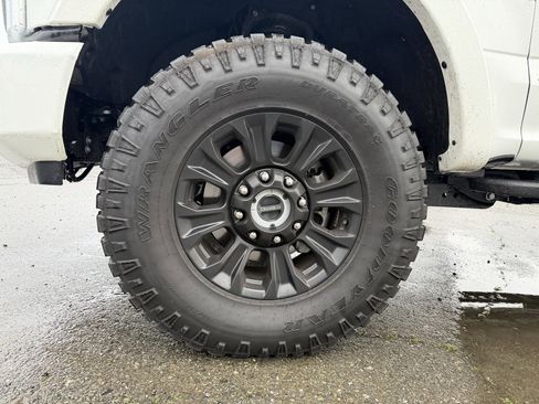 Used 2022 Ford F350 Platinum w/ Tremor Off-Road Package image 9