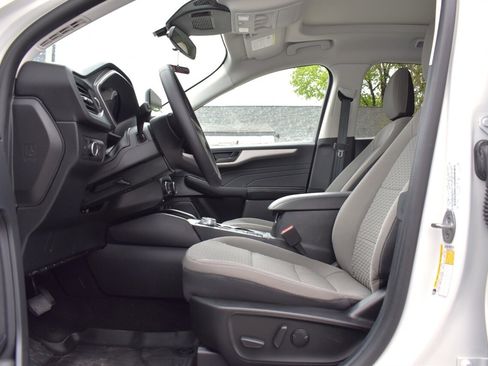 Used 2022 Ford Escape SE w/ SE Sport Appearance Package image 10