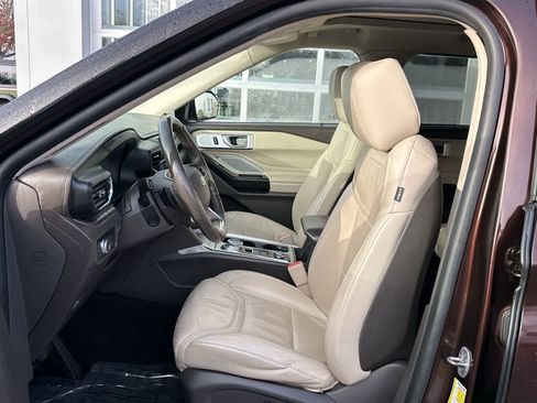 Used 2020 Ford Explorer Platinum w/ Premium Technology Package image 12