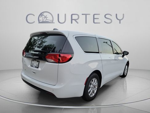 Used 2025 Chrysler Voyager LX FWD image 3