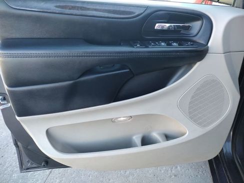 Used 2019 Dodge Grand Caravan SE w/ UConnect Hands-Free Group image 11