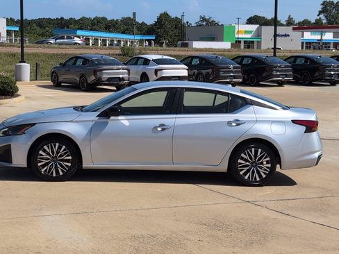Used 2024 Nissan Altima 2.5 SV FWD image 2