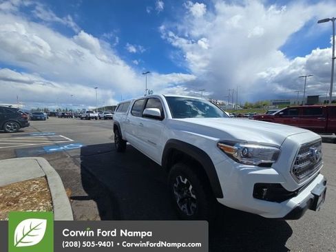 Used 2017 Toyota Tacoma TRD Off-Road image 3