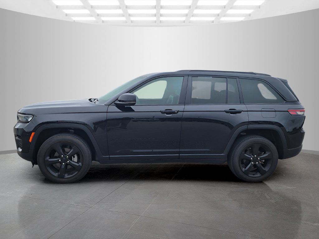 Used 2024 Jeep Grand Cherokee Altitude AWD/4WD image 3
