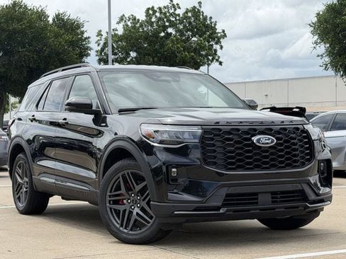 Used 2025 Ford Explorer ST-Line w/ ST-Line Street Pack AWD/4WD image 2