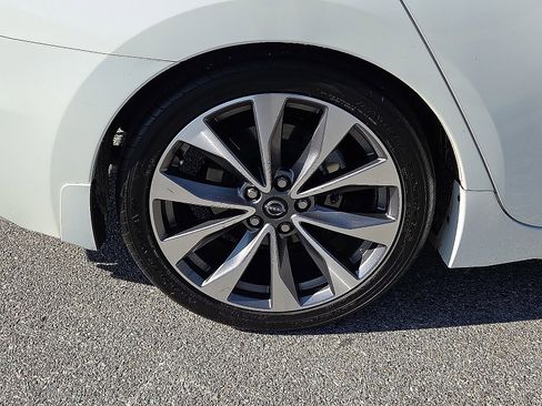 Used 2023 Nissan Maxima Platinum w/ Sport Mat Group FWD image 7