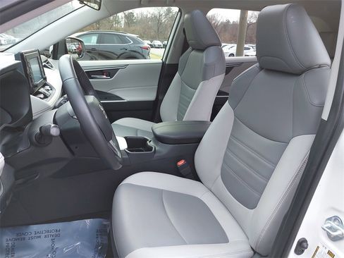 Used 2022 Toyota RAV4 XLE Premium image 15