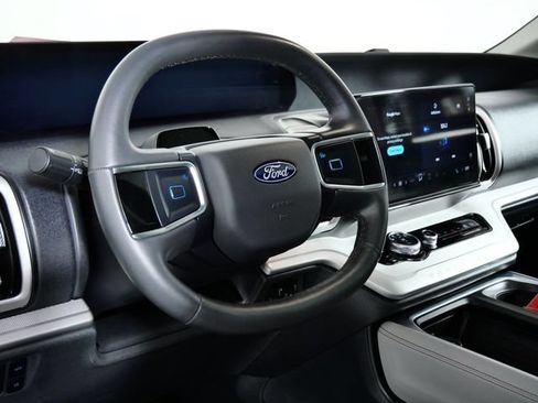 Used 2025 Ford Expedition Active AWD/4WD image 19