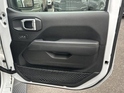 Certified 2022 Jeep Wrangler Unlimited Sahara w/ Cold Weather Group image 19