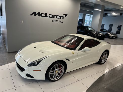 Used 2017 Ferrari California T RWD image 3