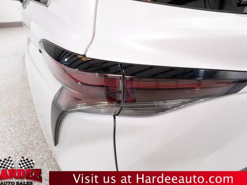 Used 2026 Toyota Sienna XLE FWD image 9