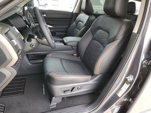 New 2025 Nissan Pathfinder Platinum image 7