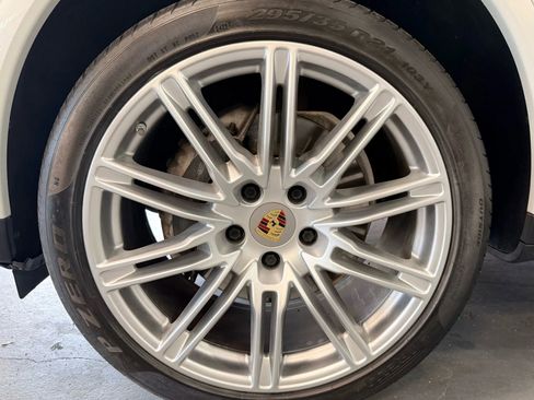 Used 2018 Porsche Cayenne Platinum Edition w/ Premium Package Plus image 46