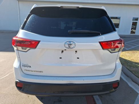 Used 2018 Toyota Highlander LE image 5