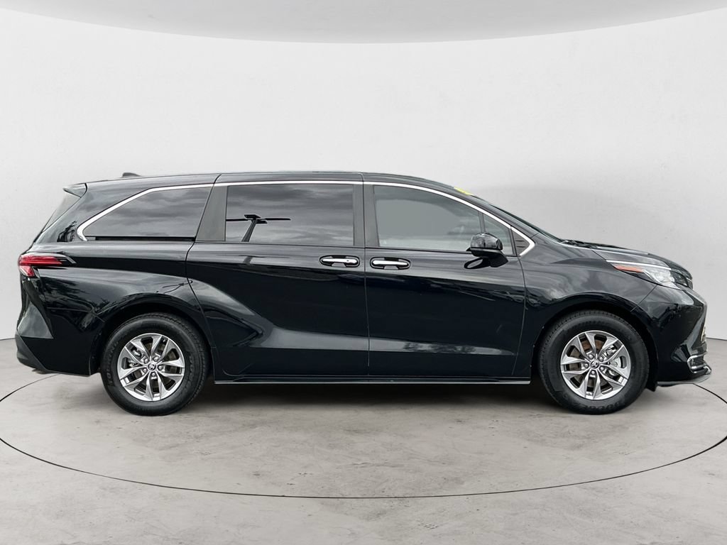 Used 2022 Toyota Sienna XLE FWD image 4