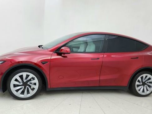 Used 2026 Tesla Model Y AWD image 3