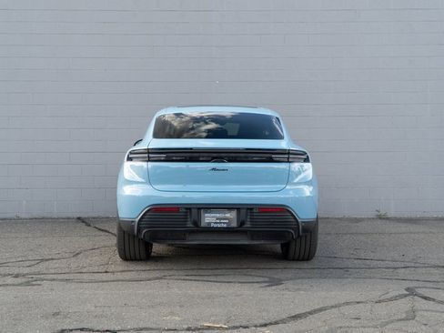 Certified 2025 Porsche Macan Electric image 6