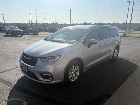 Used 2023 Chrysler Pacifica Touring-L FWD image 4