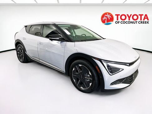 Used 2025 Kia EV6 Light w/ Light LR Technology Package image 1