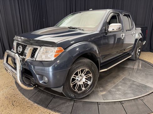Used 2018 Nissan Frontier SV image 2