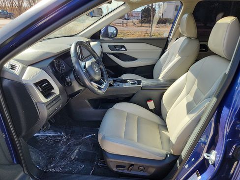 Used 2022 Nissan Rogue SV w/ SV Premium Package image 11