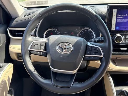 Used 2023 Toyota Highlander XLE AWD/4WD image 21