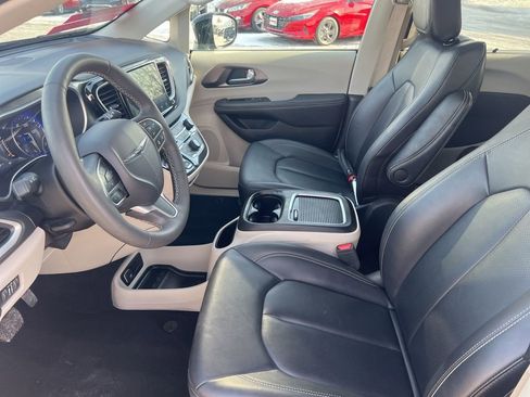 Used 2024 Chrysler Pacifica Touring-L image 4