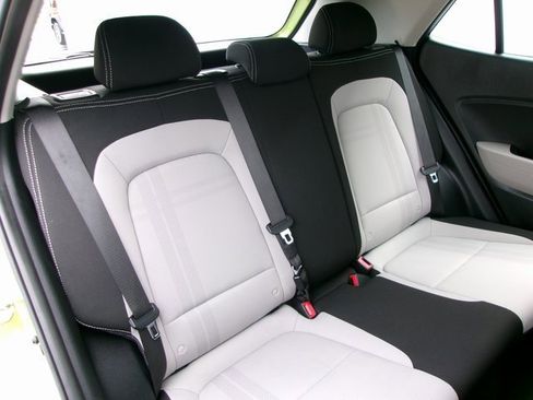 Used 2024 Hyundai Venue SEL image 19