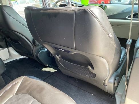 Used 2023 Chrysler Pacifica Touring-L FWD image 31