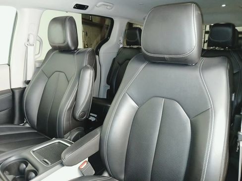 Used 2024 Chrysler Pacifica Touring-L FWD image 11