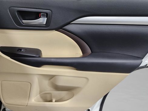 Used 2018 Toyota Highlander XLE image 28